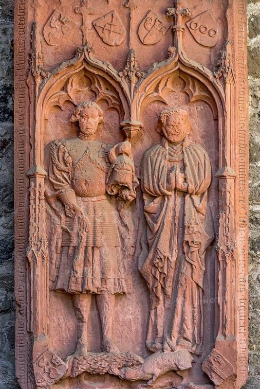 Grave slab with relief, tomb of Johann von Linden and Guda von Bellersheim