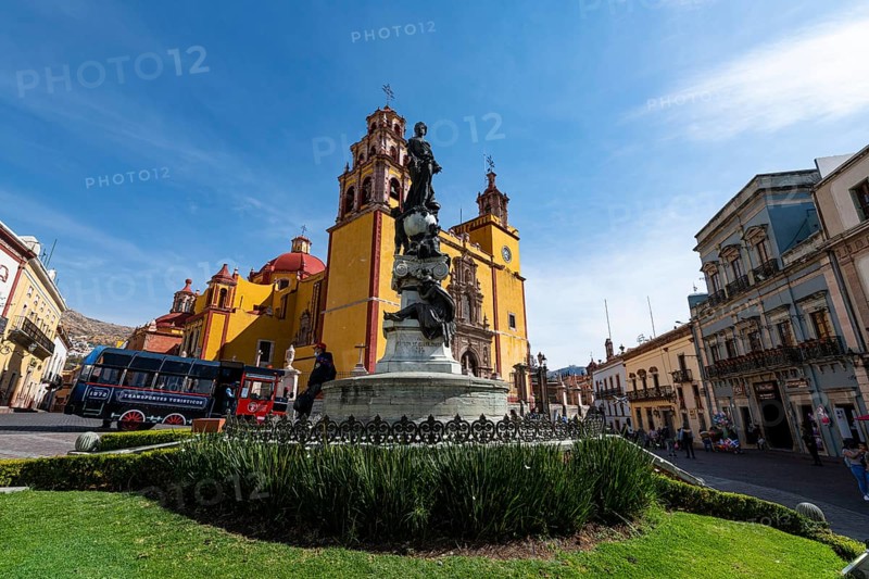 Monumento a La Paz before the Basilica Colegiata de Nuestra Senora, Unesco site Guanajuato