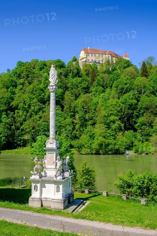 Wernstein am Inn, with Neuburg Castle and Marian Column