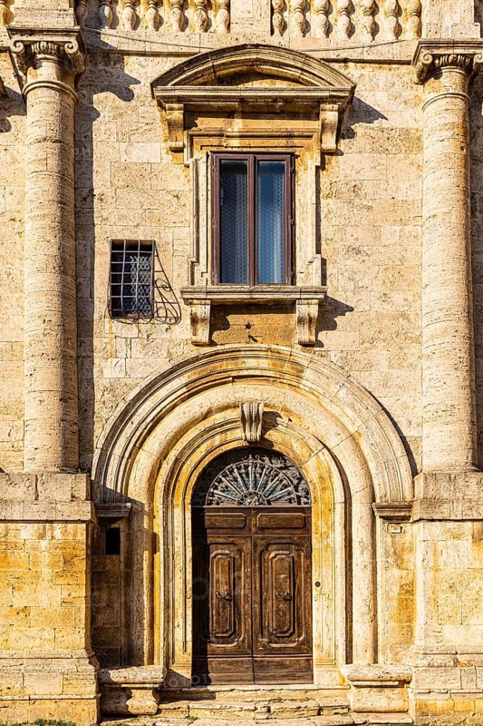 Round arched entrance door of Palazzo Capitano, Piazza Grande