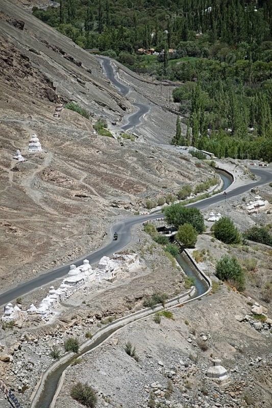 Small white stupa by the road, Hunder Gompa