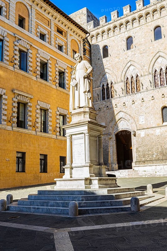 Statue of Sallustio Bandini, Piazza Salembeni