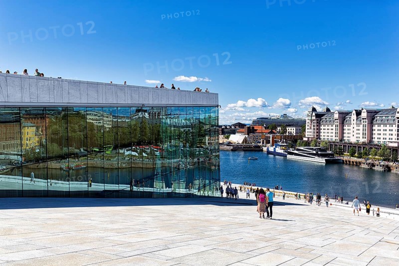Pedestrians on the white forecourt and roof of the opera house, architectural office Snohetta