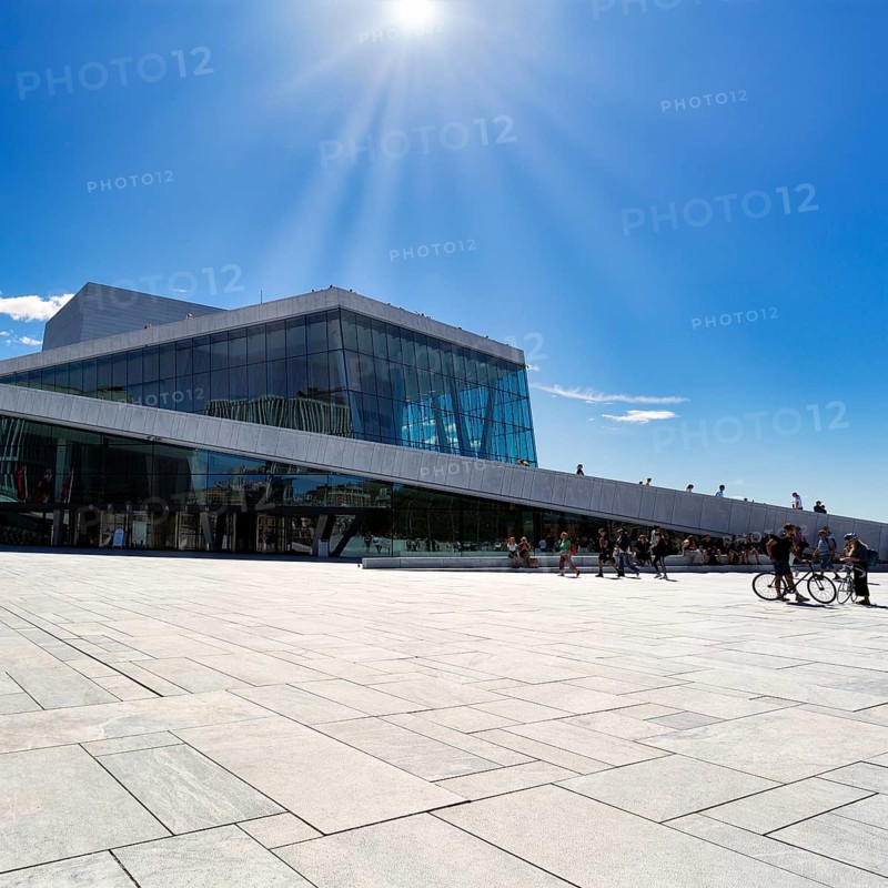 Pedestrians on the white forecourt and roof of the opera house in summer, Snohetta architectural office