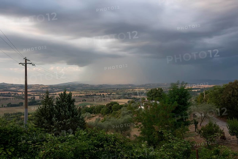 Thunderstorm cell, heavy rain