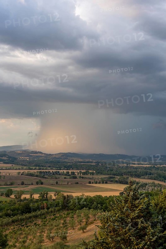 Thunderstorm cell, heavy rain