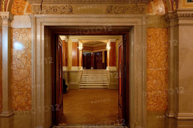 Opera, corridor