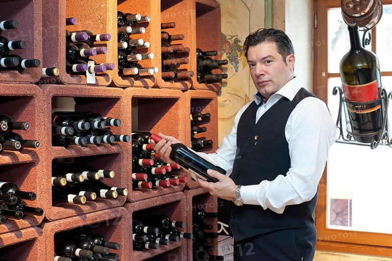 SOMMELIER, WINE TASTING