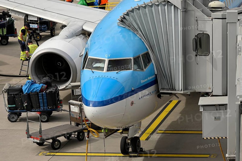 Handling Aircraft KLM Royal Dutch Airlines, Boeing 737-700