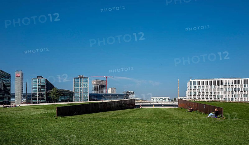 Spreebogenpark, view of the main railway station