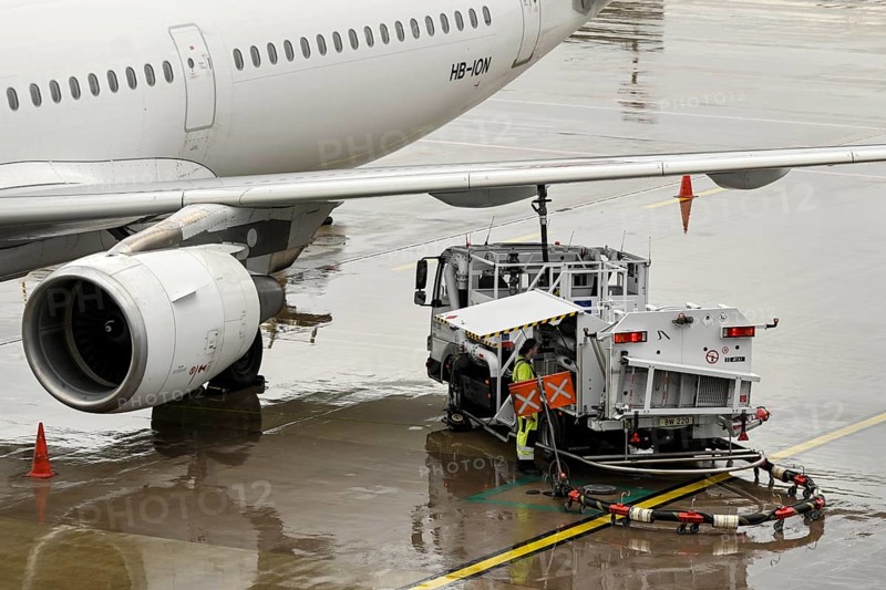 Ground crew tanker, aircraft Swiss