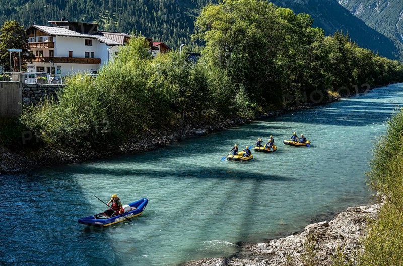 Water sportsmen rafting, Lech