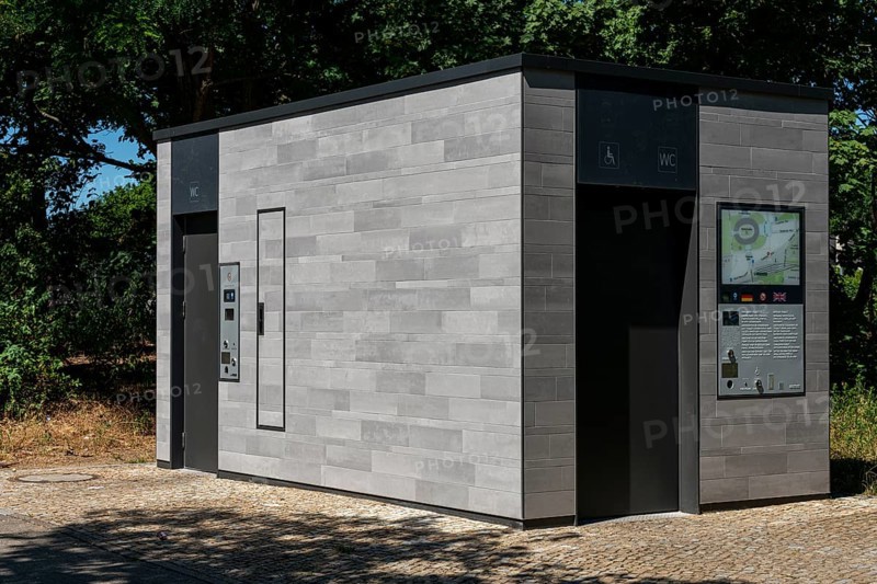 Public toilet block, Olympiastadion S-Bahn station