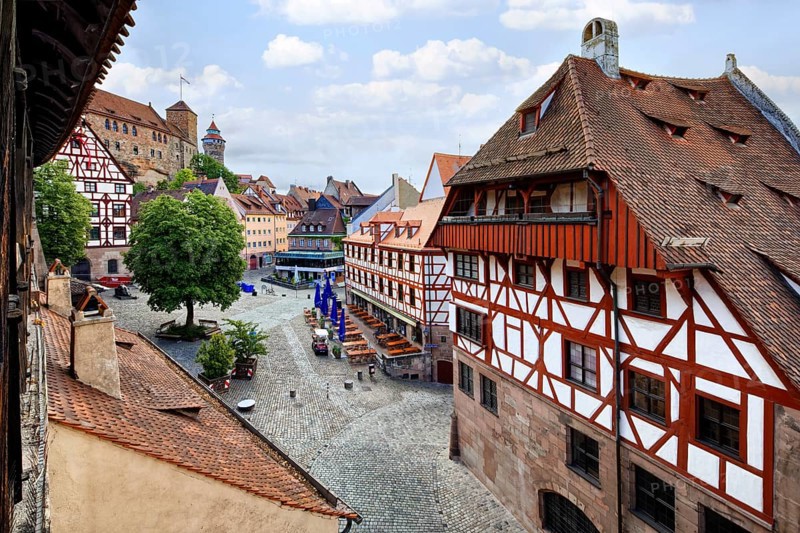 View from the Tiergaertnertor wall onto the square at the Tiergaertnertor, from the left
