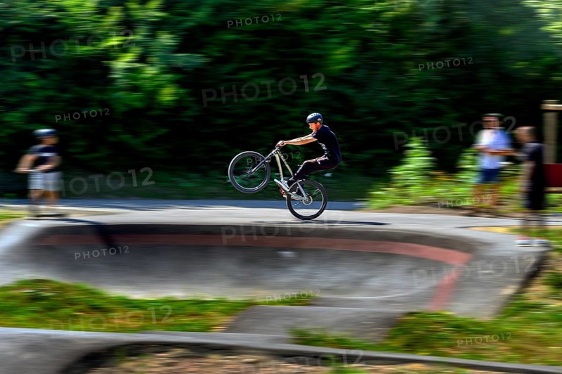 Bikers pulled along, pump and kid track