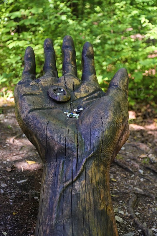 Pfullinger Sagenweg, hand with a Remmsele