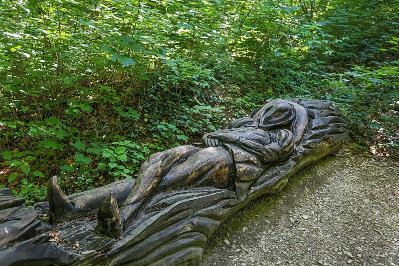 Pfullinger Sagenweg, wooden figure by Billy Troege