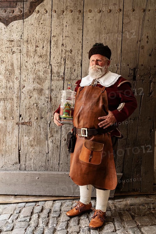 Performer of the cellar master with wine jug, Meistertrunk Schauspiel