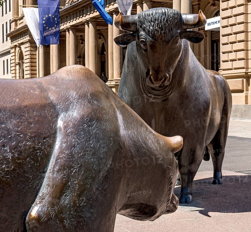 Bull and Bear on the Stock Exchange Square in front of the Frankfurt Stock Exchange, bronze sculptures by Reinhard Dachlauer
