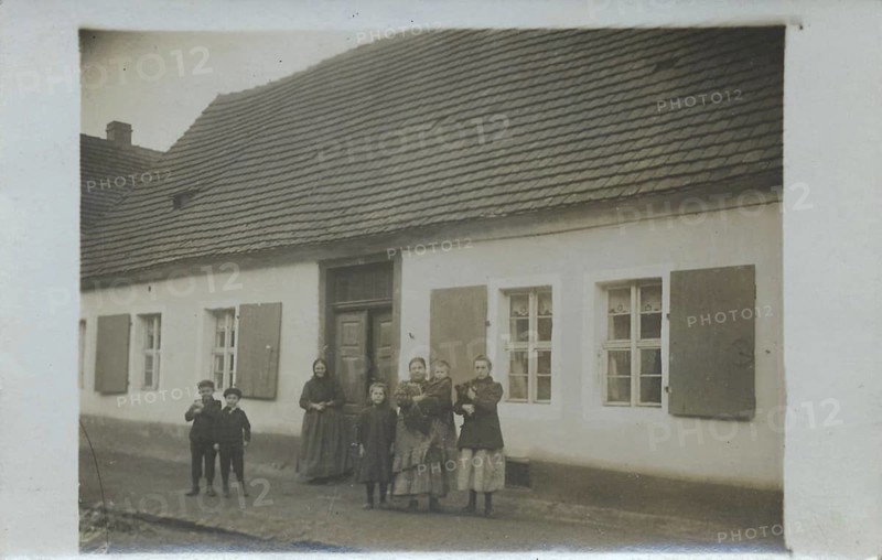 Grossmuehlingen, family standing in front of a house