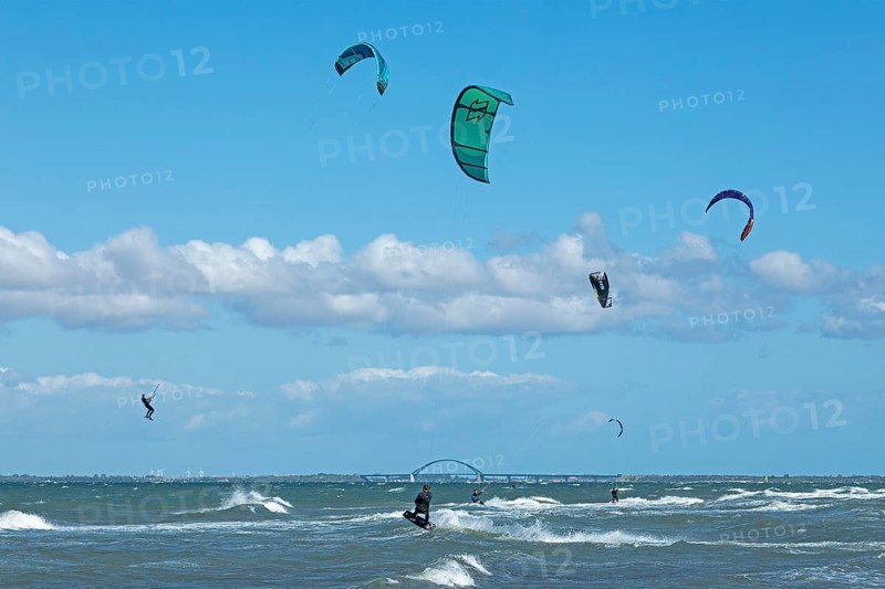 Kitesurfer jumps, Fehmarnsund Bridge