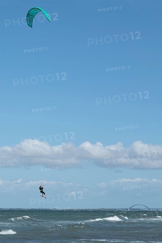 Kitesurfer jumps, Fehmarnsund Bridge