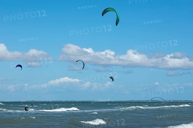 Kitesurfer, Fehmarnsund Bridge