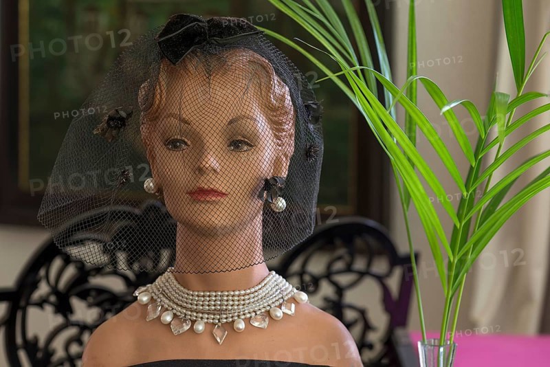 Head of a mannequin with necklace and earrings from the 1920s, Bavaria
