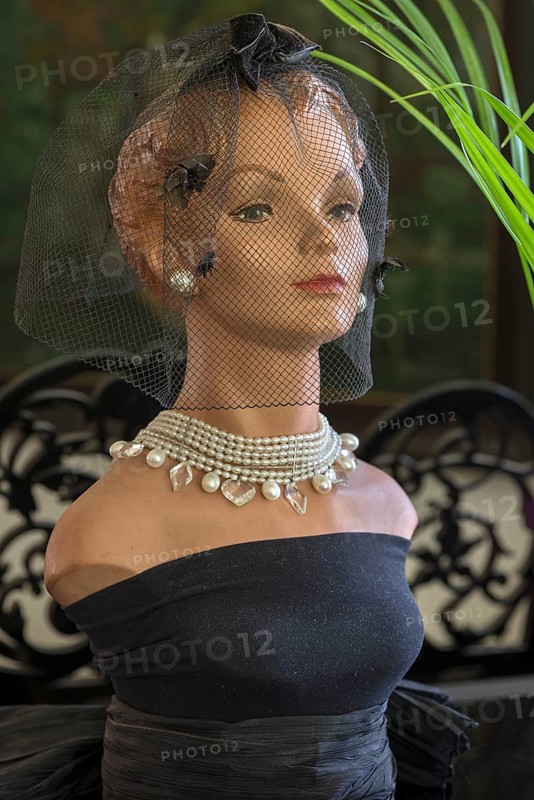 Head of a mannequin with necklace and earrings from the 1920s, Bavaria