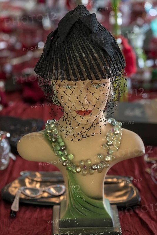 Bust of a mannequin with necklace from the 1920s on a table, decorated with rhinestone jewellery