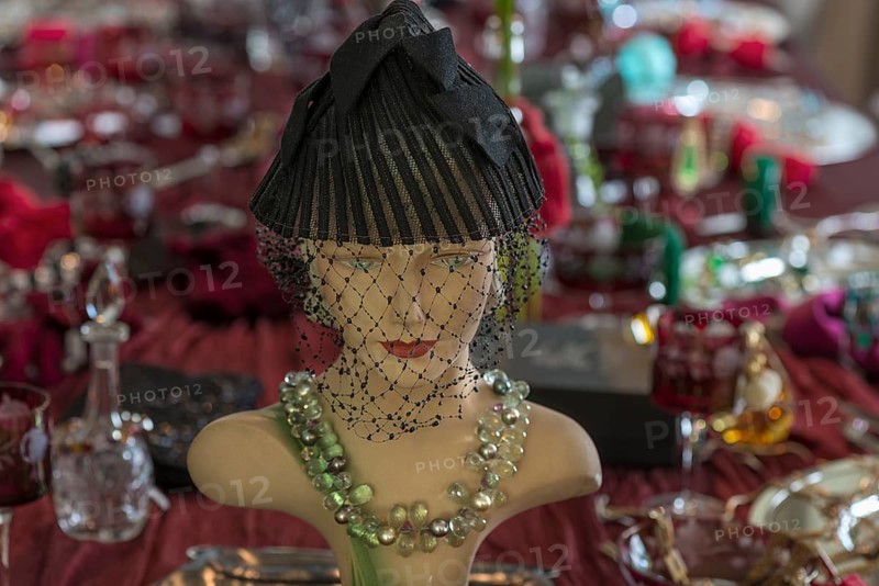 Bust of a mannequin with necklace from the 1920s on a table, decorated with rhinestone jewellery