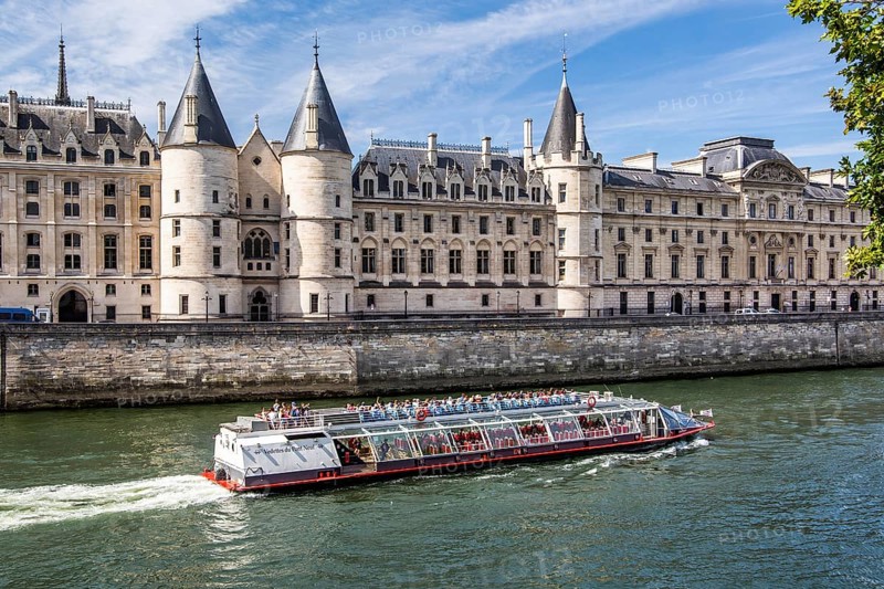 Conciergerie on the Ile de la Cite on the Seine with excursion boat, Paris