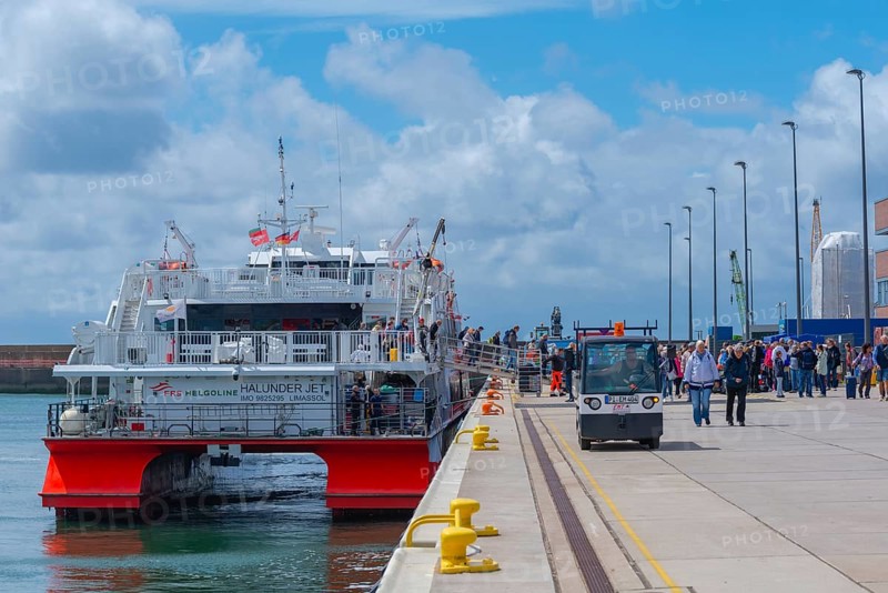 Arrival of the excursion ship in the outer harbour, catamaran Halunder Jet