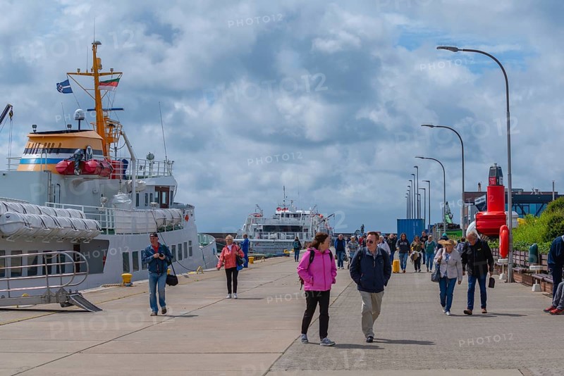 Excursion boats in the outer harbour, passengers