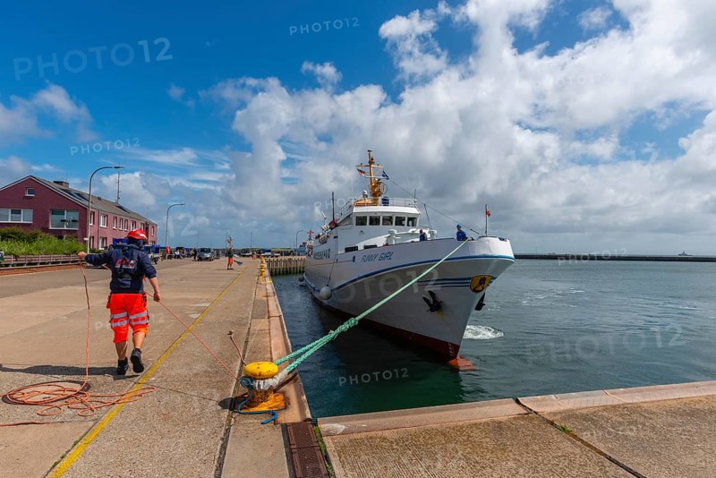 Incoming excursion ship being lashed to the bollard, Outer Harbour