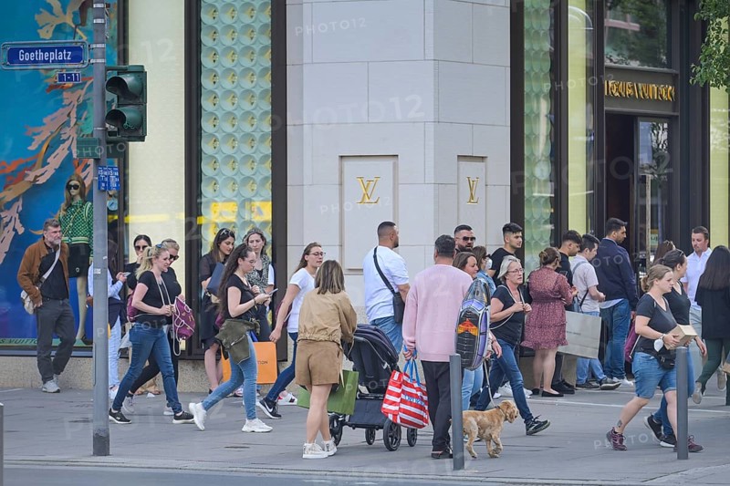 Queue, Louis Vuitton