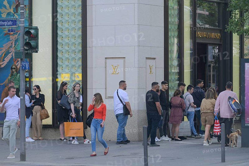 Queue, Louis Vuitton