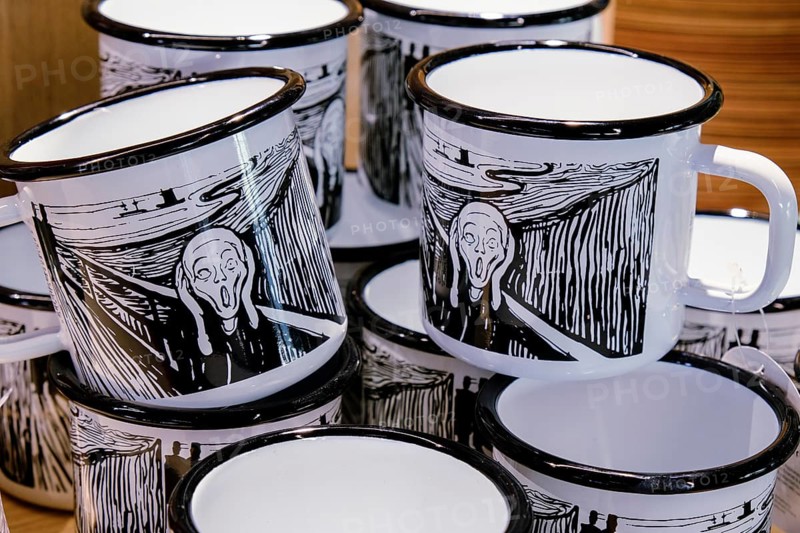 Tastelessness, Much's cry on tin coffee cups in the shop of the new Munchmuseum