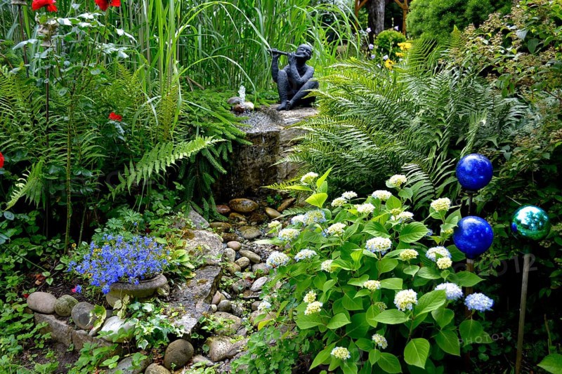 Black Garden Figurine with Transverse Flute