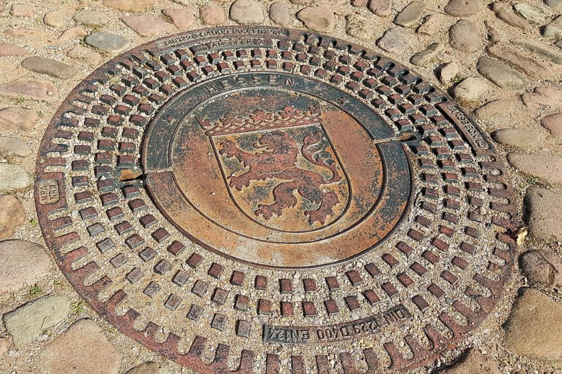 Manhole cover with the coat of arms of Seligenstadt. Seligenstadt