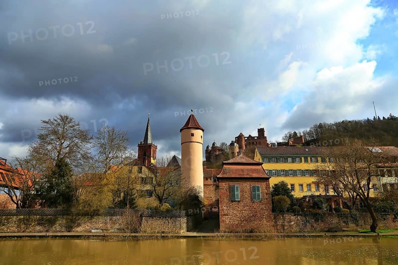 The Kittsteintor in Wertheim stands directly on the Tauber River. Wertheim
