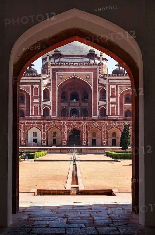 Humayun's Tomb. View through arch. Delhi