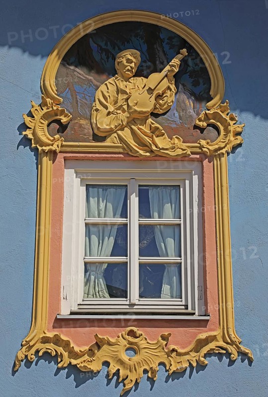 Window with a border with a violin maker motif at Obermarkt