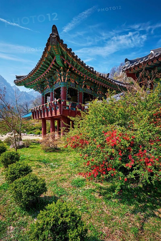 Sinheungsa Buddhist temple in Seoraksan National Park