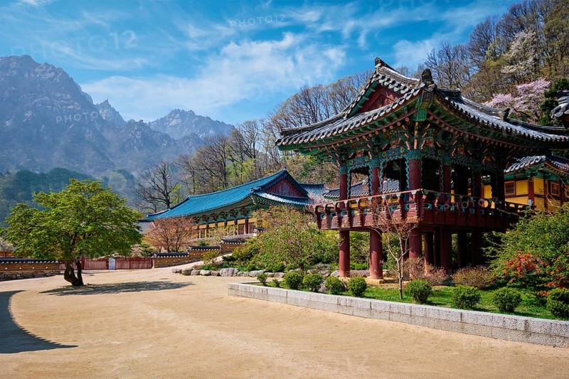 Sinheungsa Buddhist temple in Seoraksan National Park