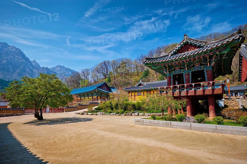 Sinheungsa Buddhist temple in Seoraksan National Park