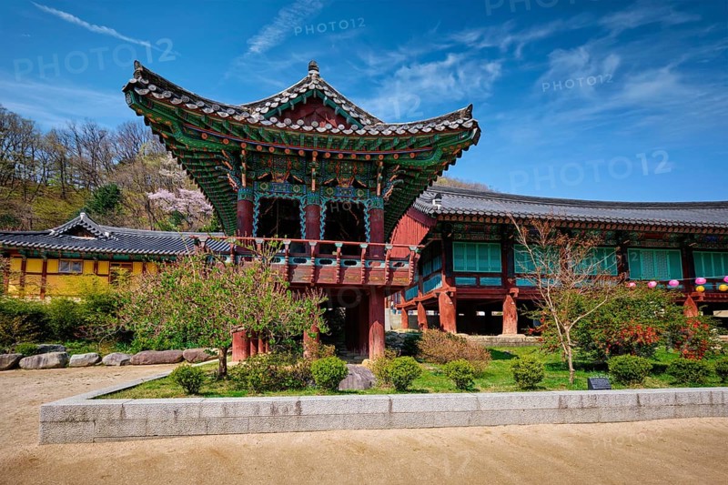 Sinheungsa Buddhist temple in Seoraksan National Park