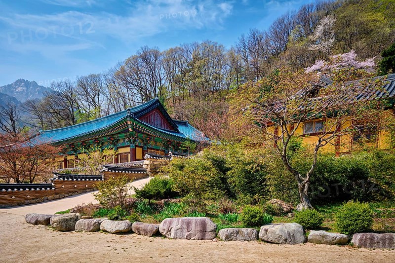 Sinheungsa Buddhist temple in Seoraksan National Park