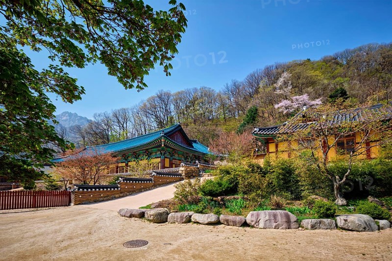 Sinheungsa Buddhist temple in Seoraksan National Park