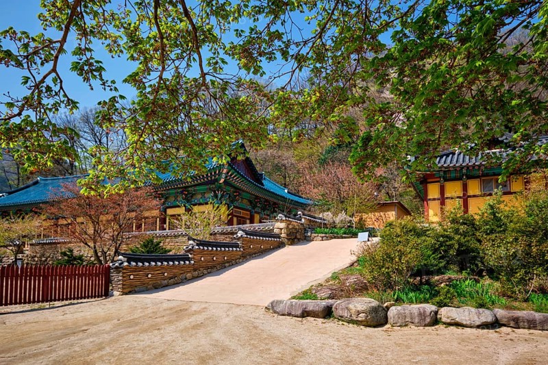 Sinheungsa Buddhist temple in Seoraksan National Park